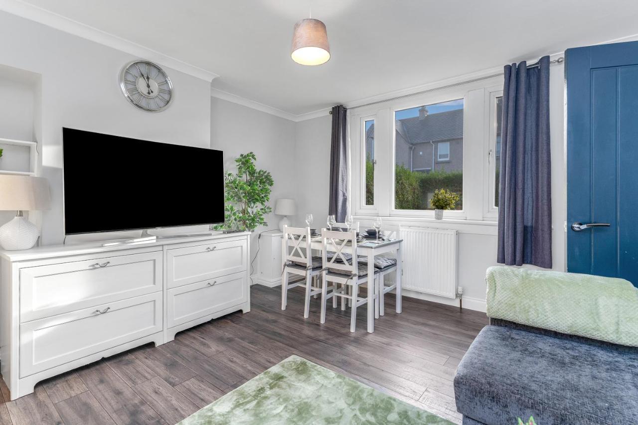 Modern & Spacious 2 Bedroom House - Free Parking - Front & Back Garden - Private Main Door Entrance Appartement Édimbourg