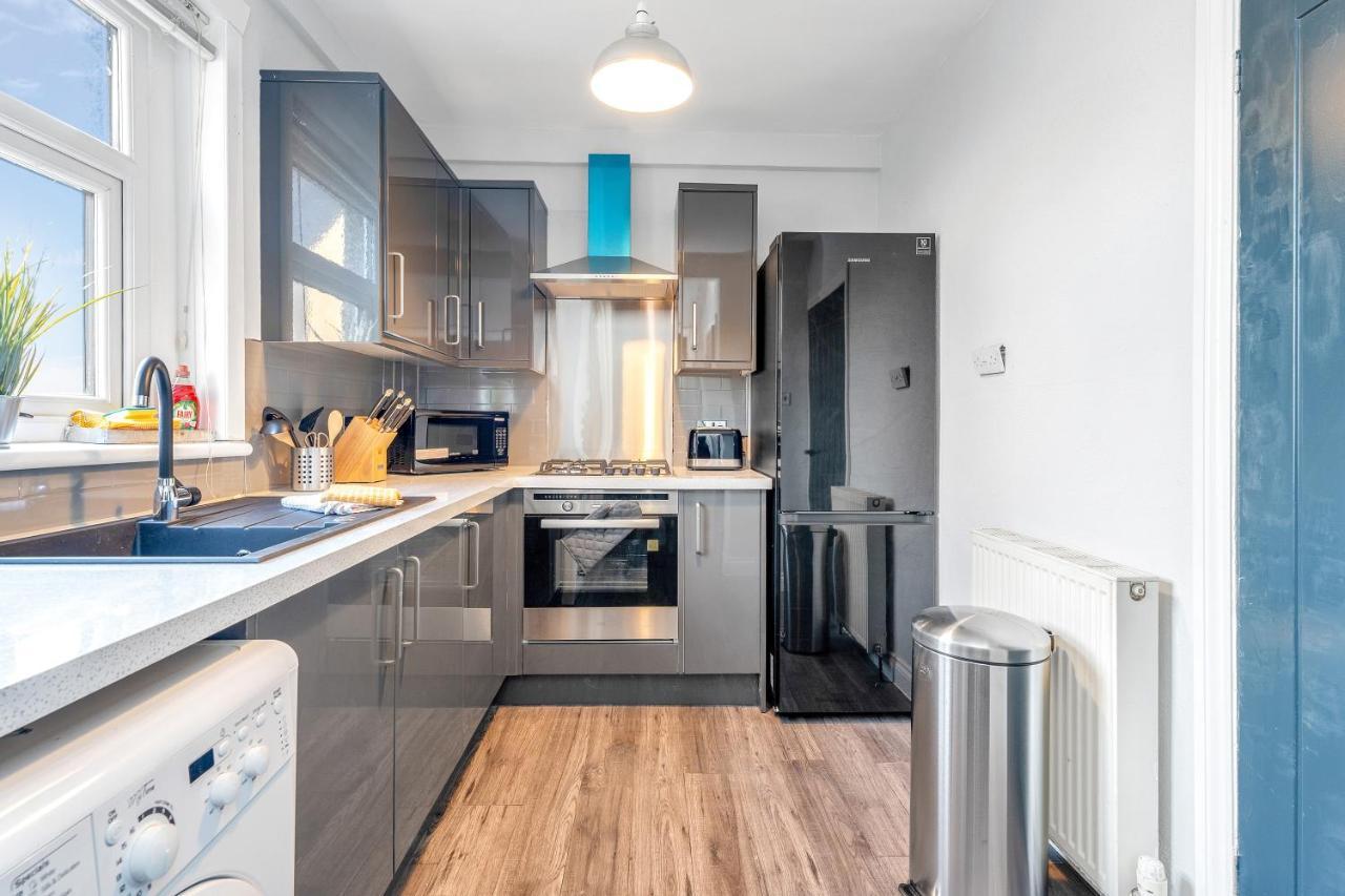 Modern & Spacious 2 Bedroom House - Free Parking - Front & Back Garden - Private Main Door Entrance * Édimbourg