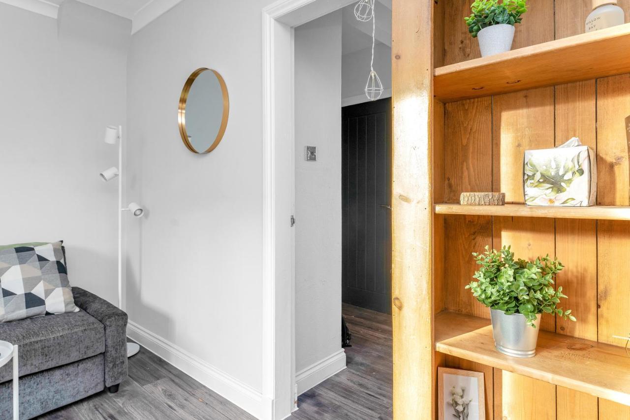 Modern & Spacious 2 Bedroom House - Free Parking - Front & Back Garden - Private Main Door Entrance Appartement