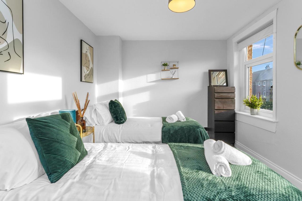 Appartement Modern & Spacious 2 Bedroom House - Free Parking - Front & Back Garden - Private Main Door Entrance *