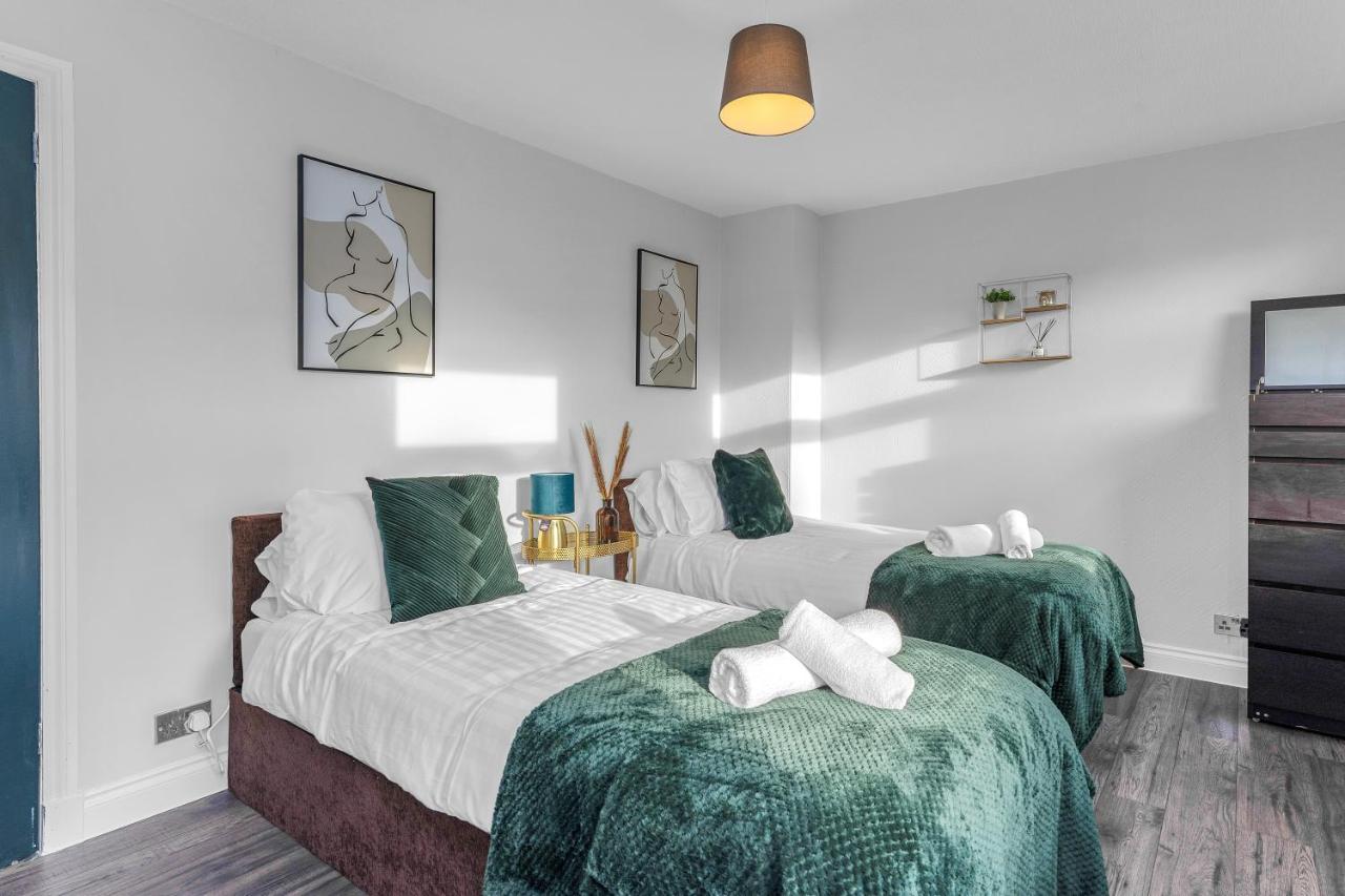 Modern & Spacious 2 Bedroom House - Free Parking - Front & Back Garden - Private Main Door Entrance * Édimbourg