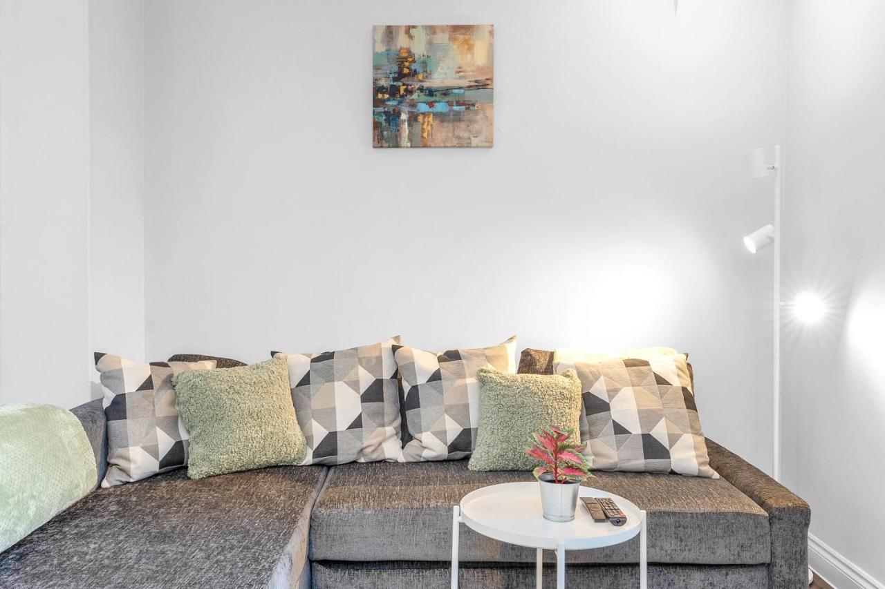 Modern & Spacious 2 Bedroom House - Free Parking - Front & Back Garden - Private Main Door Entrance Appartement