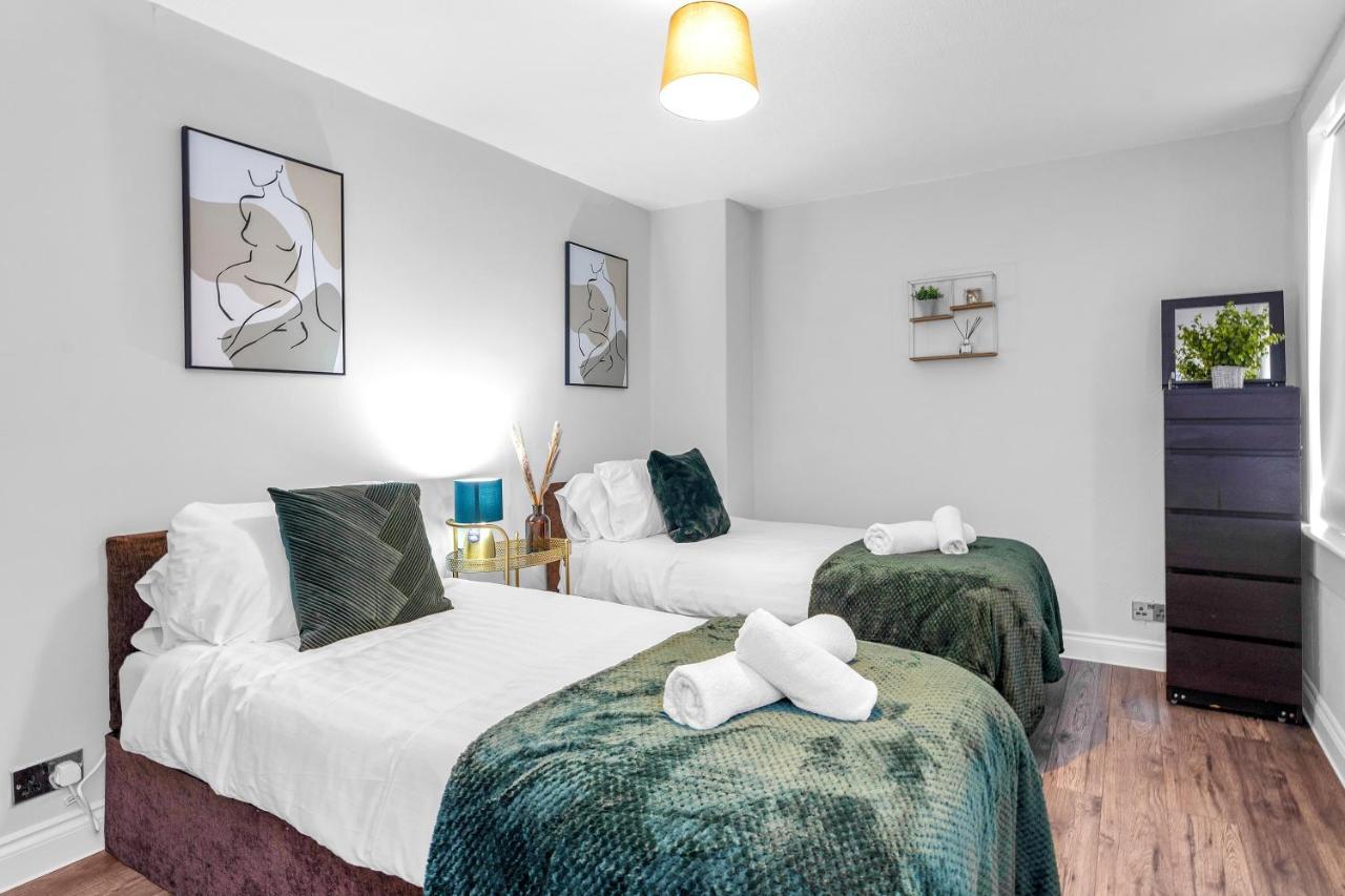 Modern & Spacious 2 Bedroom House - Free Parking - Front & Back Garden - Private Main Door Entrance Appartement *