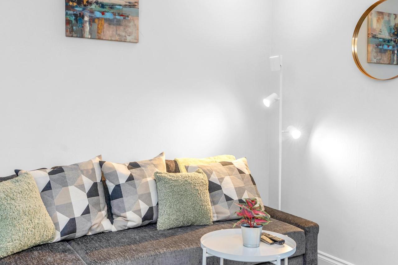 Modern & Spacious 2 Bedroom House - Free Parking - Front & Back Garden - Private Main Door Entrance Appartement *