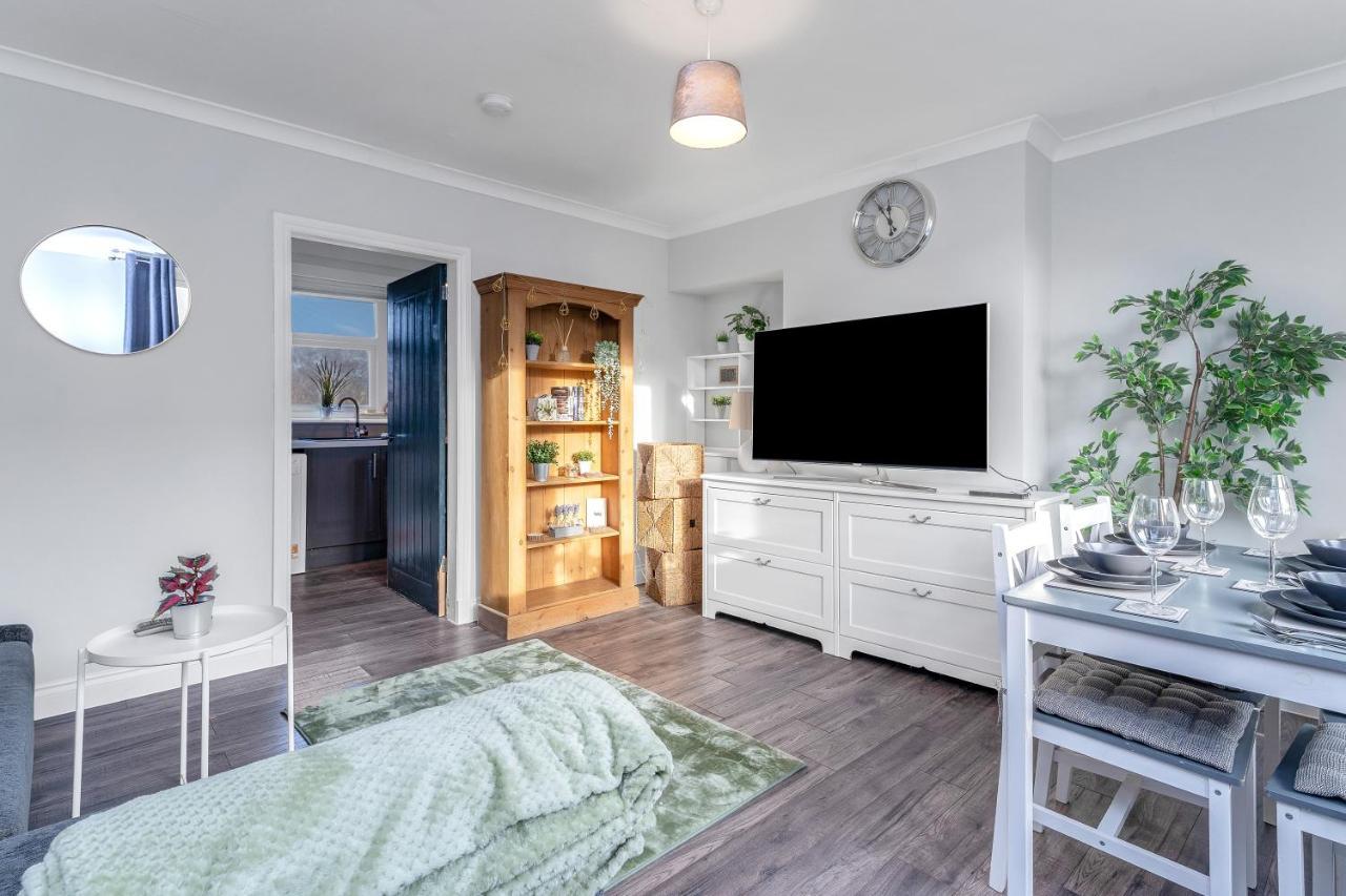 Appartement Modern & Spacious 2 Bedroom House - Free Parking - Front & Back Garden - Private Main Door Entrance *